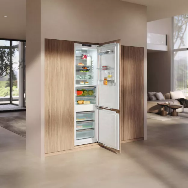 Ein geräumiger, integrierter Einbaukühlschrank gehört zu den unverzichtbaren Küchengeräten.
