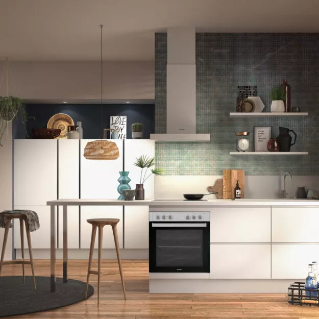 Moderne Häcker Küche in Weiß bei JA KÜCHEN Küchenstudio in Herford mit offener Gestaltung und stilvollen Details