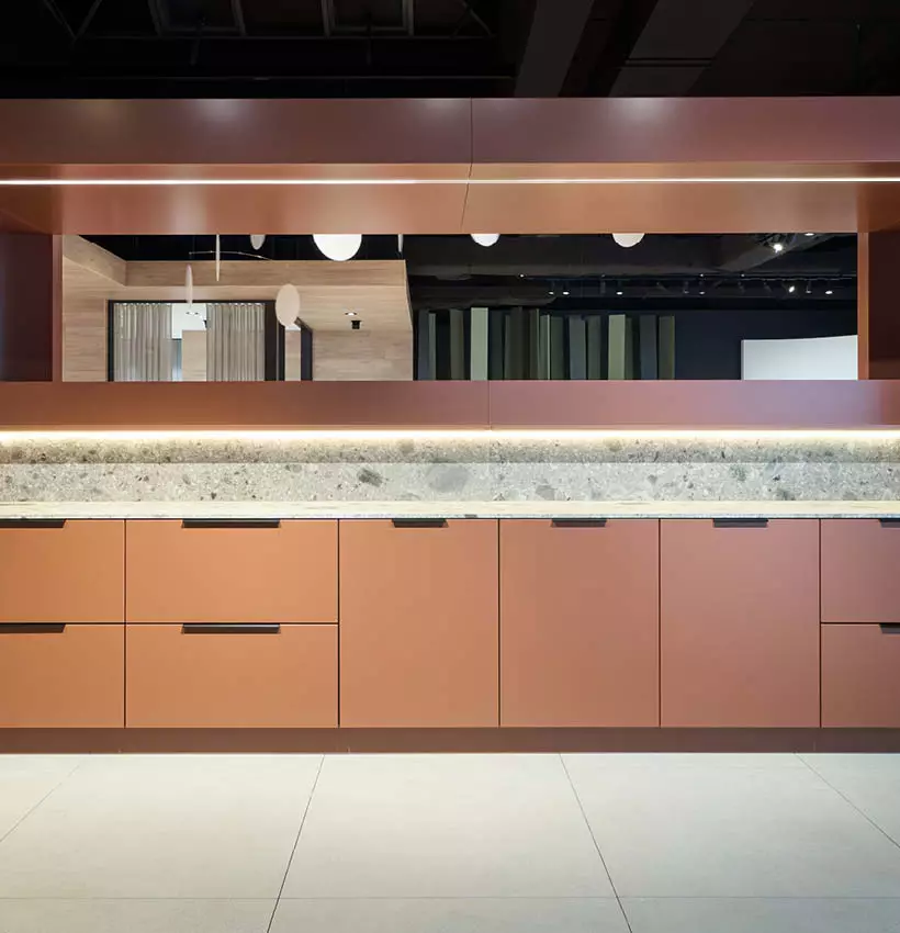 Design Häcker Küche in Terrakotta mit durchgehender Front und indirekter Beleuchtung bei JA KÜCHEN Küchenstudio in Herford, moderne Architekturküche